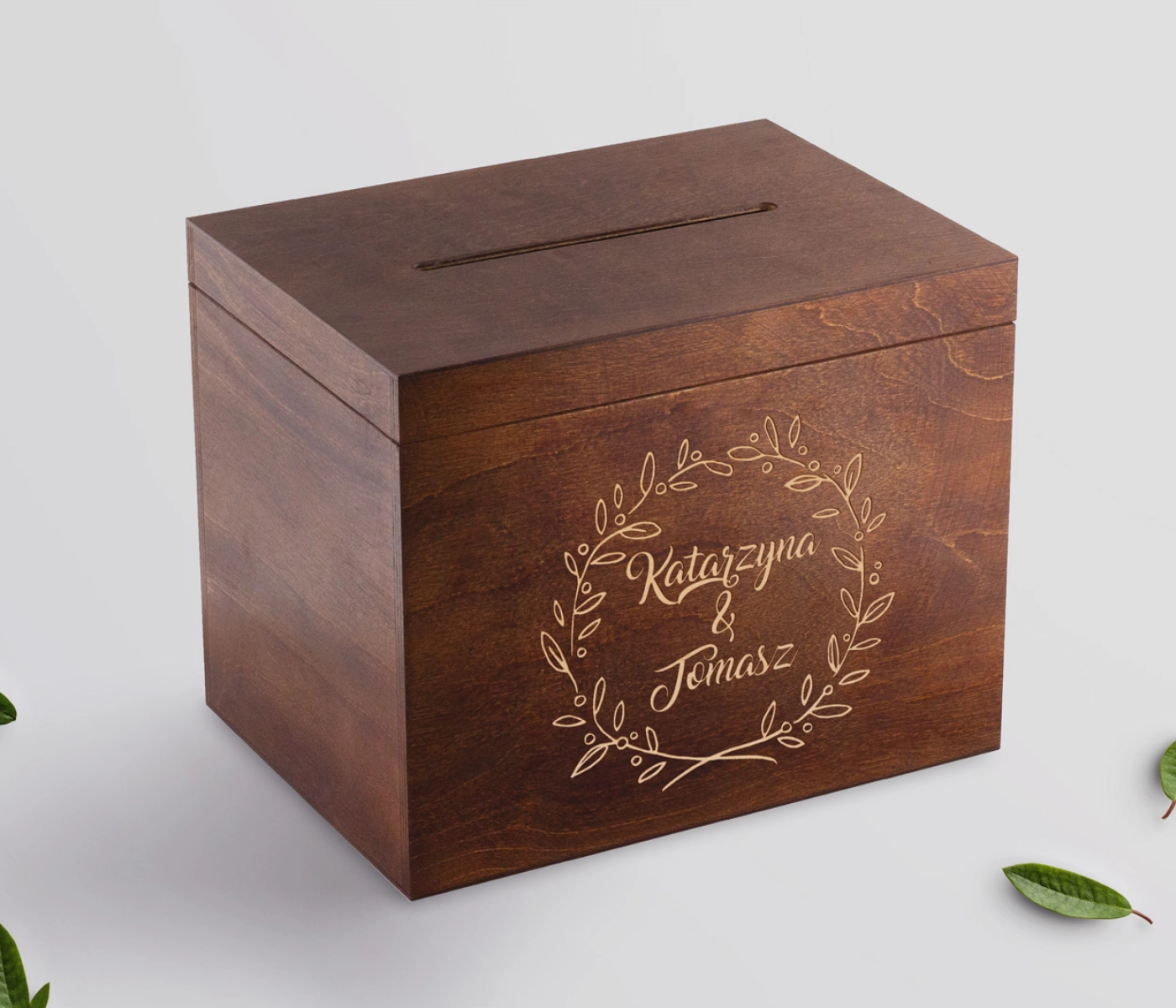 Drewniane pudełko na koperty brązowe grawerowane