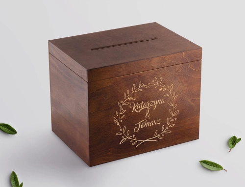 Drewniane pudełko na koperty brązowe grawerowane