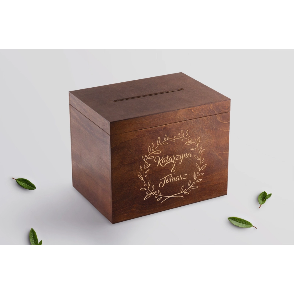 Drewniane pudełko na koperty brązowe grawerowane