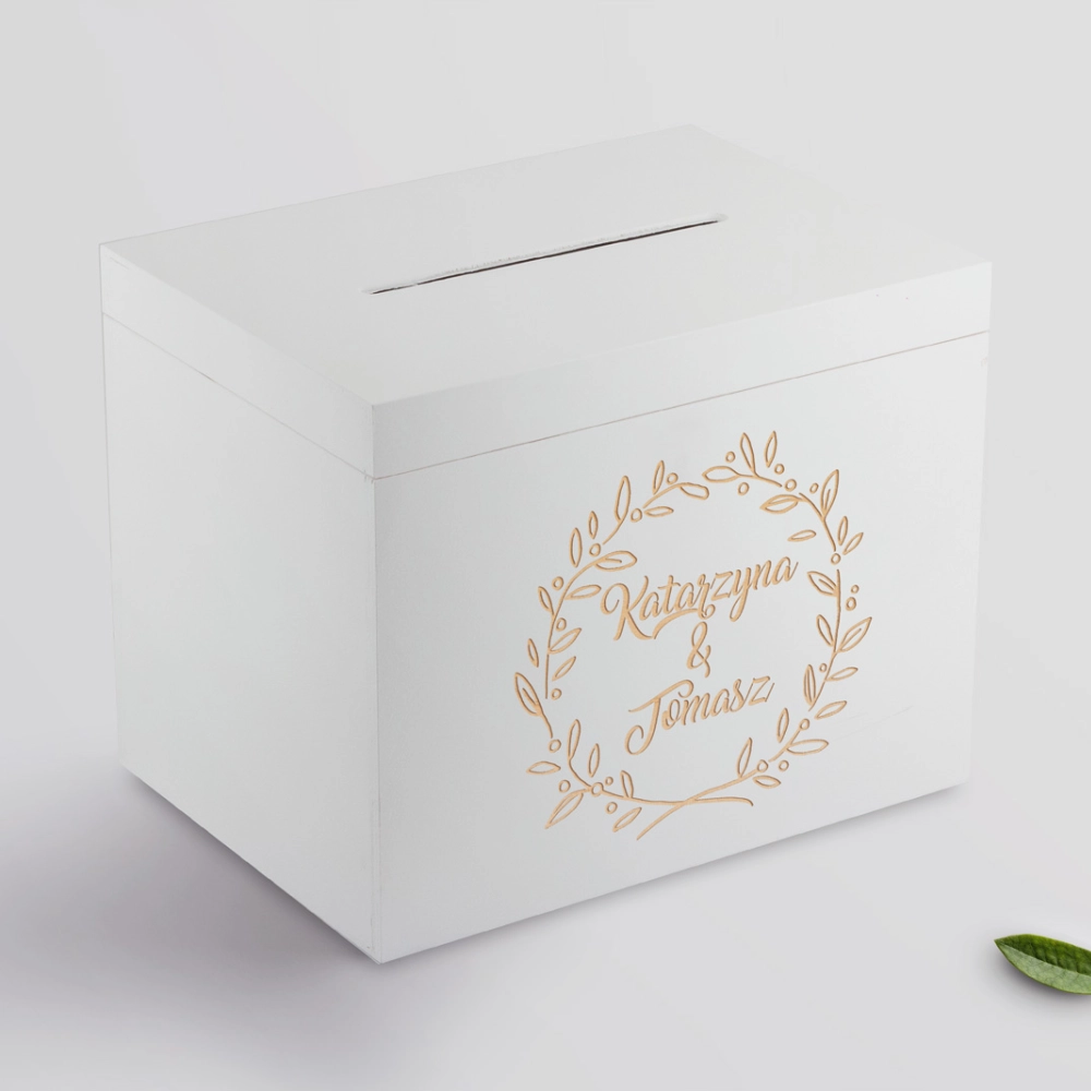 Drewniane pudełko na koperty biale grawerowane