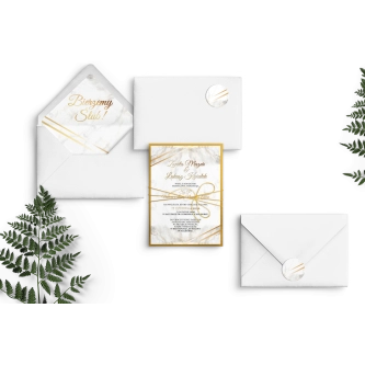 Zaproszenie marmurkowe z&nbsp;białą kopertą, wklejką, zaklejką, podklejką złotą, sznurkiem i&nbsp;lakiem białym