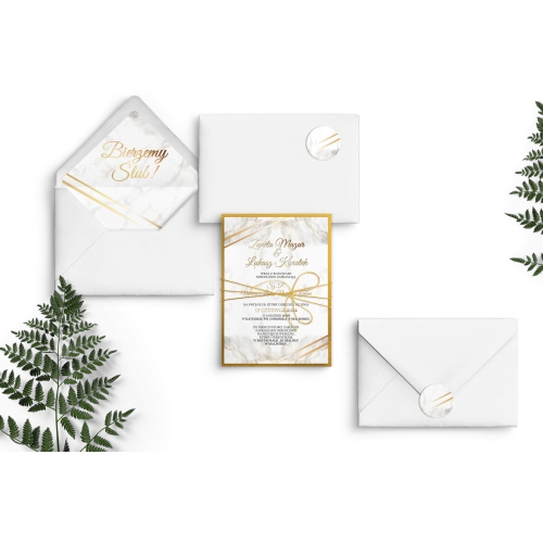 Zaproszenie marmurkowe z białą kopertą, wklejką, zaklejką, podklejką złotą, sznurkiem i lakiem białym