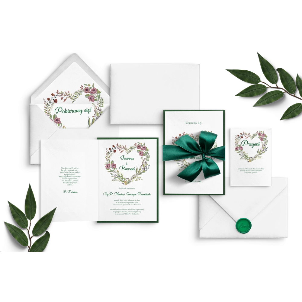 Zielone zaproszenie Heart of Flowers drukowane na papierze satynowym z piękną wstążką zieloną
