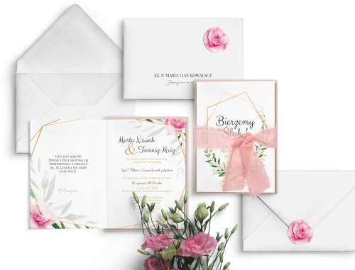 Delikatne Zaproszenia ślubne Flowers & Frame w odcieniu pudrowego różu z piękną wstążką szyfonową i białą kopertą