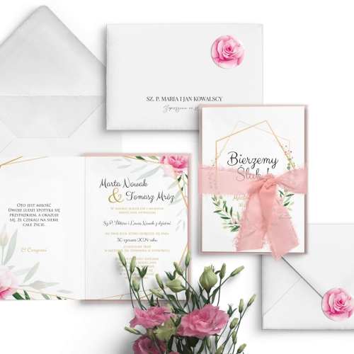 Delikatne Zaproszenia ślubne Flowers & Frame w odcieniu pudrowego różu z piękną wstążką szyfonową i białą kopertą