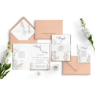 Piękne Zaproszenia ślubne Biały Czas  z&nbsp;kopertą cappuccino oraz opaską z&nbsp;kalki z&nbsp;lakiem