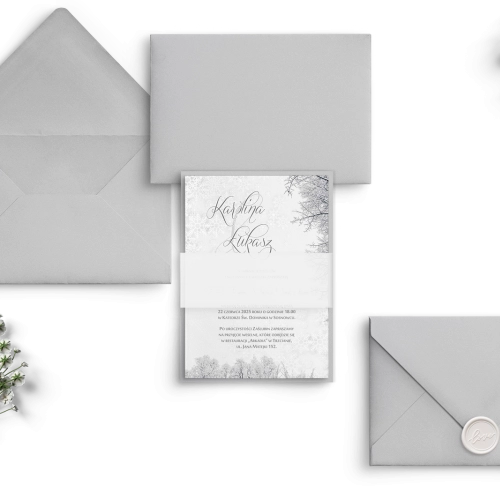 Zimowe zaproszenie ze złoceniem z obwolutą z kalki i piękną szarą kopertą