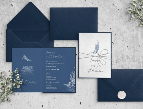 Nowoczesne zaproszenie ślubne w odcieniach niebieskiego z kopertą, podklejką, sznurkiem i lakiem białym
