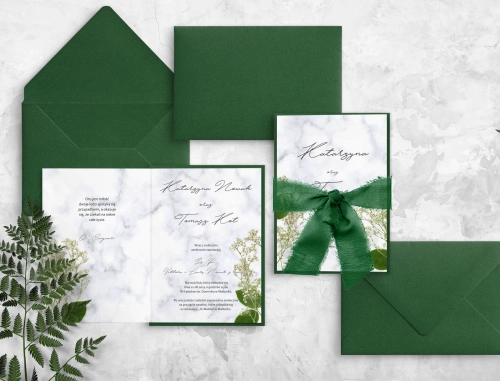 Zielone zaproszenie z motywem marmuru i gipsówki z piękną wstążką szyfonową i kopertą ciemno zieloną
