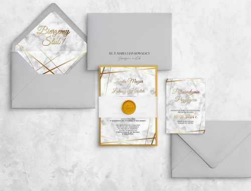 Zaproszenia ślubne Marmur & Złoto ze złotym lakiem, opaską i szarą kopertą