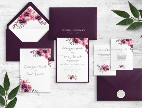 Fioletowe Zaproszenia ślubne PasteLove z fioletową kopertą, wklejką, dodatkowymi wkładami, białą personalizacją i białym lakiem