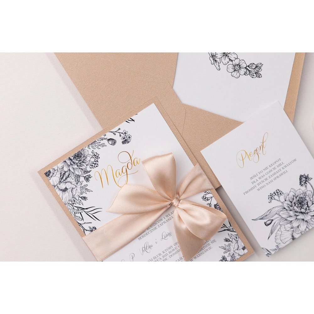 Zaproszenia ślubne Adore w&nbsp;kolorze Cappucino z&nbsp;piękną wstążką satynową oraz wkładką