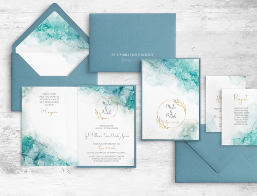Niebieskie Zaproszenia ślubne Glamour Ink z białą personalizacją na kopercie, niebieską podklejką oraz dwoma dodatkowymi wkładkami