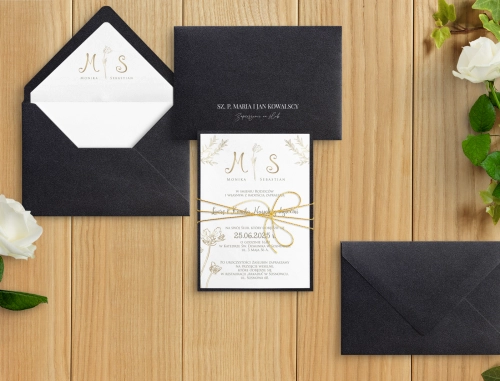 Zaproszenia ślubne Fiori z czarną podklejką, czarną kopertą z wklejką oraz złotym sznurkiem