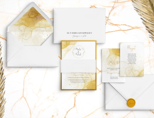 Złote Zaproszenia ślubne Glamour Ink z białą kopertą, złotą podklejką oraz obwolutą z kalki i dwoma wkładkami
