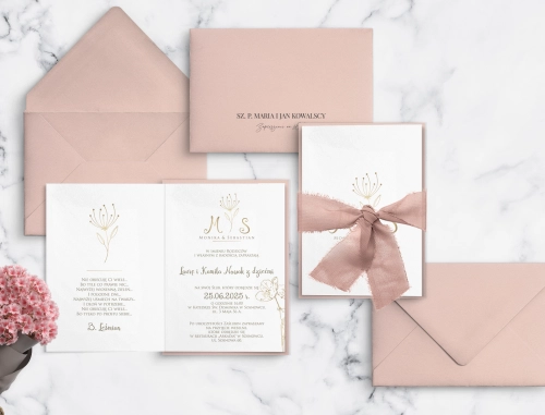 Minimalistyczne Zaproszenia ślubne Fiori z pudrowo różową kopertą oraz ze wstążką szyfonową