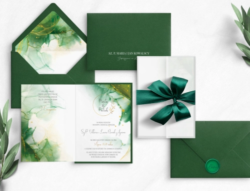 Zaproszenia ślubne Glamour Ink - Składane z butelkowo zieloną kopertą z wklejką, butelkowo zielona podklejką oraz ze wstążką