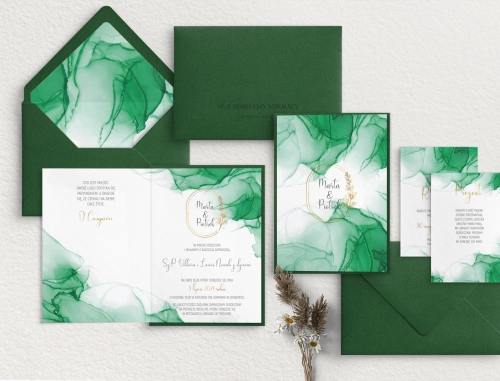 Oryginalne Zaproszenia ślubne Glamour Ink Składane z butelkowo zieloną kopertą z dodatkiem wklejki oraz butelkowo zieloną podklejką i dwiema dodatkowymi wkładkami