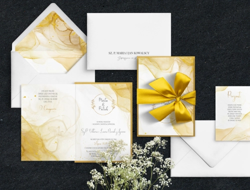 Zaproszenia ślubne Glamour Ink Składane złote z białą kopertą oraz złotą wstążką