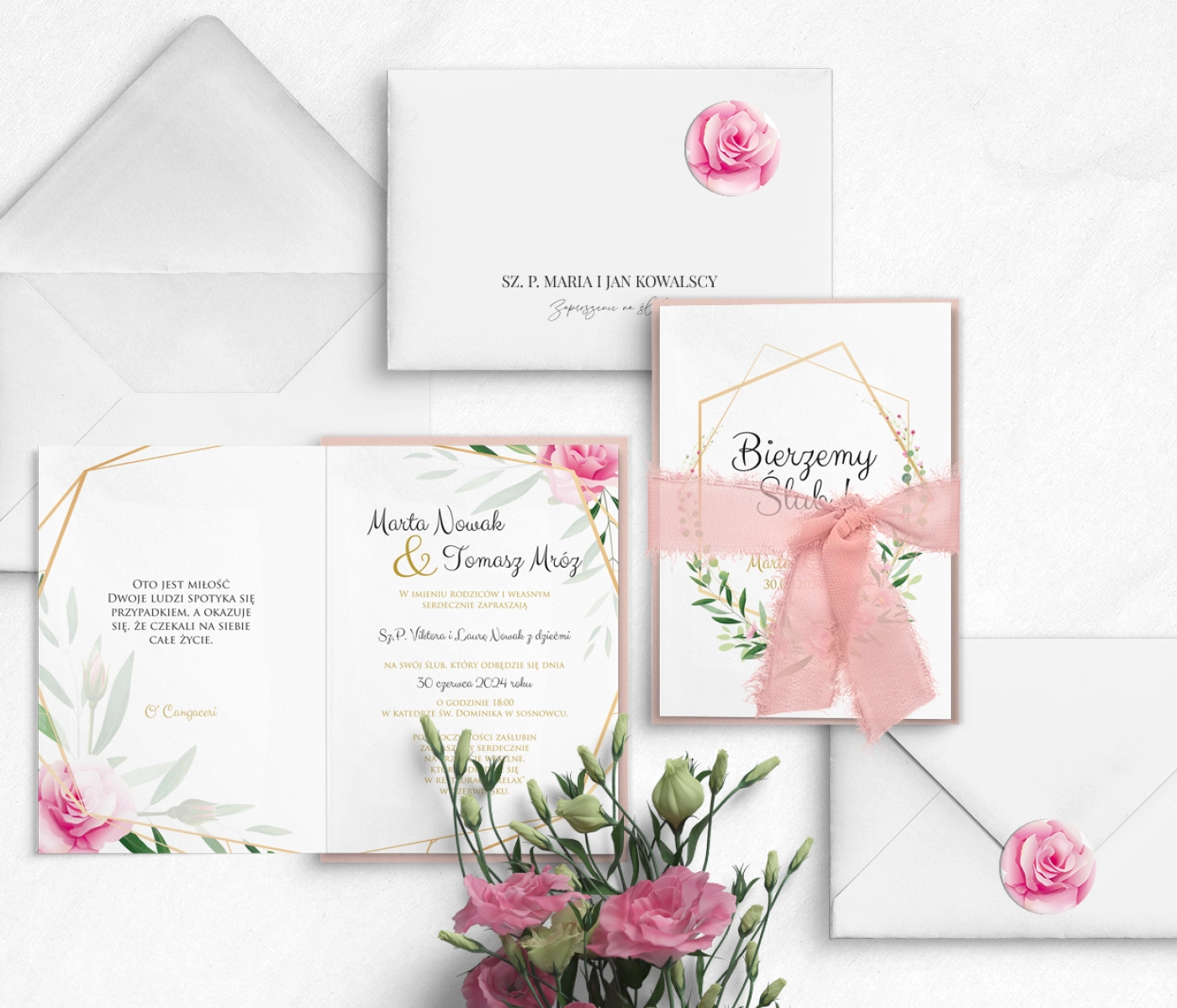 Delikatne Zaproszenia ślubne Flowers & Frame w odcieniu pudrowego różu z piękną wstążką szyfonową i białą kopertą