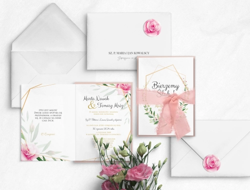 Delikatne Zaproszenia ślubne Flowers & Frame w odcieniu pudrowego różu z piękną wstążką szyfonową i białą kopertą