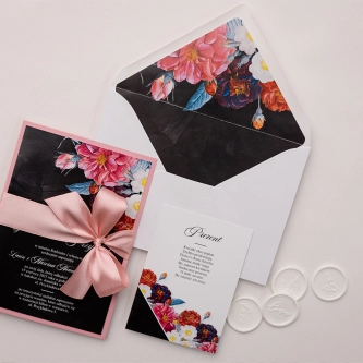 Nietypowe Zaproszenia ślubne Black Flowers w&nbsp;różowych barwach z&nbsp;kopertą i&nbsp;dodatkową wkładką