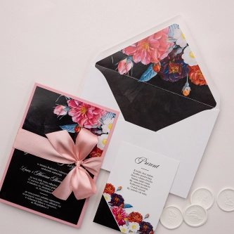 Nietypowe Zaproszenia ślubne Black Flowers w&nbsp;różowych barwach z&nbsp;kopertą i&nbsp;dodatkową wkładką
