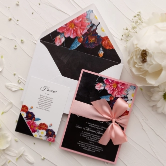 Nietypowe Zaproszenia ślubne Black Flowers w&nbsp;różowych barwach z&nbsp;kopertą i&nbsp;dodatkową wkładką
