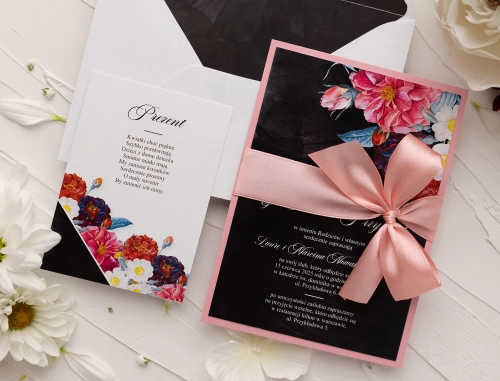 Nietypowe Zaproszenia ślubne Black Flowers w różowych barwach z kopertą i dodatkową wkładką