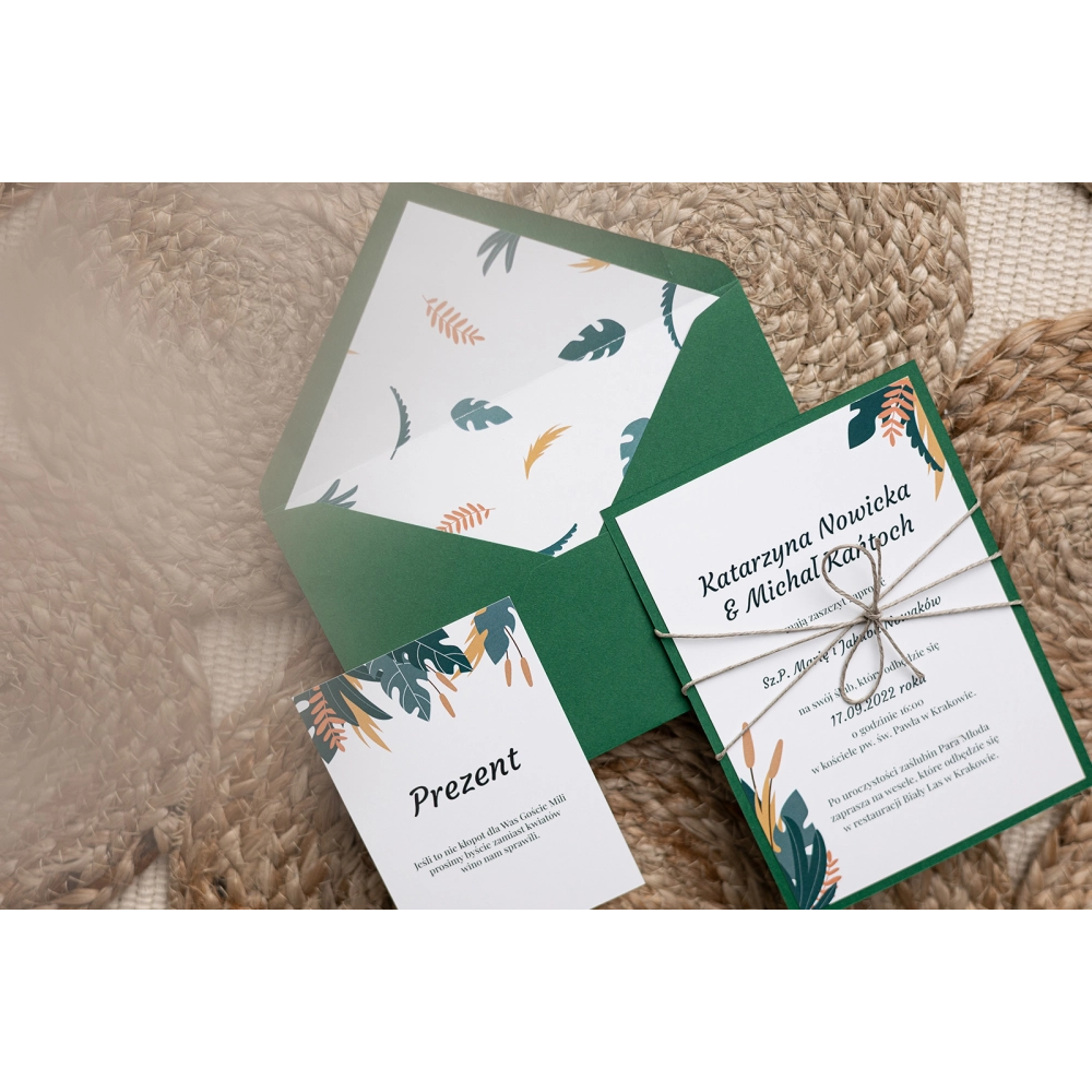 Zaproszenia ślubne Boho wedding w&nbsp;kolorze zielonym przewiązane sznurkiem ekologicznym