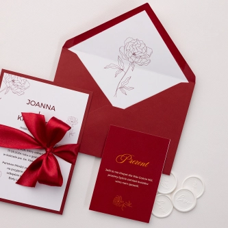 Zaproszenia ślubne Burgundy z&nbsp;papierem ozdobnym i&nbsp;kokardą
