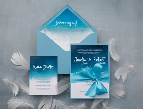 Zaproszenia ślubne Cloud w błękitnych barwach z kopertą i satynową kokardą
