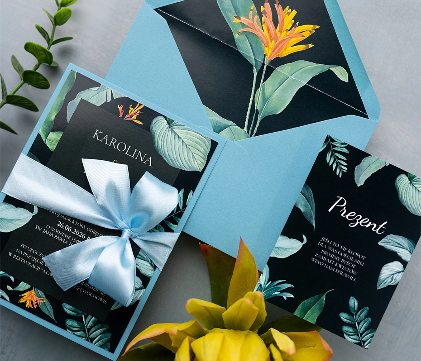 Zaproszenia ślubne Exotic w kolorze pastelowym niebieskim z kokardą i wkładką