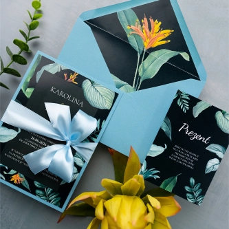 Zaproszenia ślubne Exotic w&nbsp;kolorze pastelowym niebieskim z&nbsp;kokardą i&nbsp;wkładką