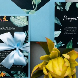 Zaproszenia ślubne Exotic w&nbsp;kolorze pastelowym niebieskim z&nbsp;kokardą i&nbsp;wkładką