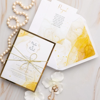 Eleganckie i&nbsp;nowoczesne Zaproszenia ślubne Glamour Ink z&nbsp;złotą podklejką i&nbsp;sznurkiem