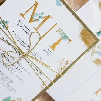 Zaproszenia ślubne Golden Green z&nbsp;malowanymi inicjałami oraz złotymi dodatkami