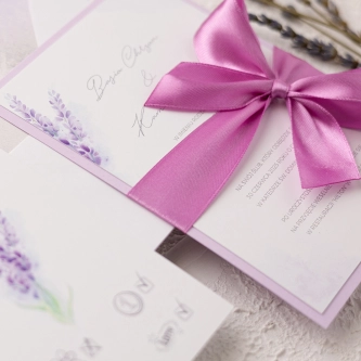 Delikatne Zaproszenia ślubne Lili z&nbsp;motywem lawendy wstążką i&nbsp;dodatkową wkładką