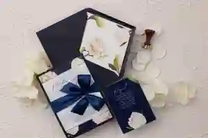 Eleganckie Zaproszenia ślubne Loveletter z granatową kopertą i papierem ozdobnym