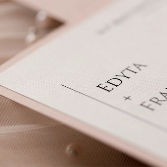 Klasyczne zaproszenia na  ślub Madlen - Motyw 1 w&nbsp;delikatnym różowym kolorze