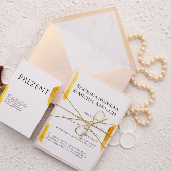 Zaproszenia ślubne Marble z&nbsp;beżowo złotą kopertą oraz papierem ozdobnym