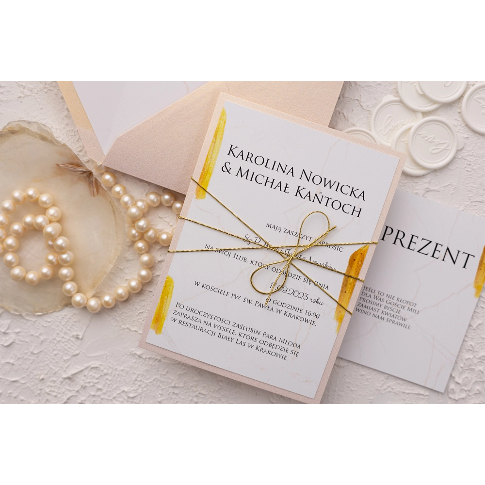 Zaproszenia ślubne Marble z&nbsp;beżowo złotą kopertą oraz papierem ozdobnym