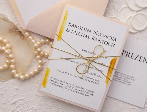 Zaproszenia ślubne Marble z beżowo złotą kopertą oraz papierem ozdobnym