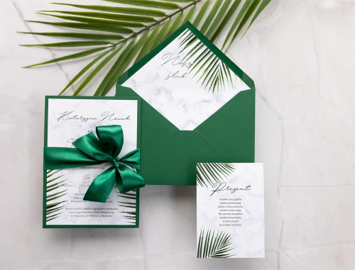 Zaproszenia ślubne Marble leaf w kolorze butelkowej zieleni z dodatkową wkładką, wstążką i papierem ozdobnym