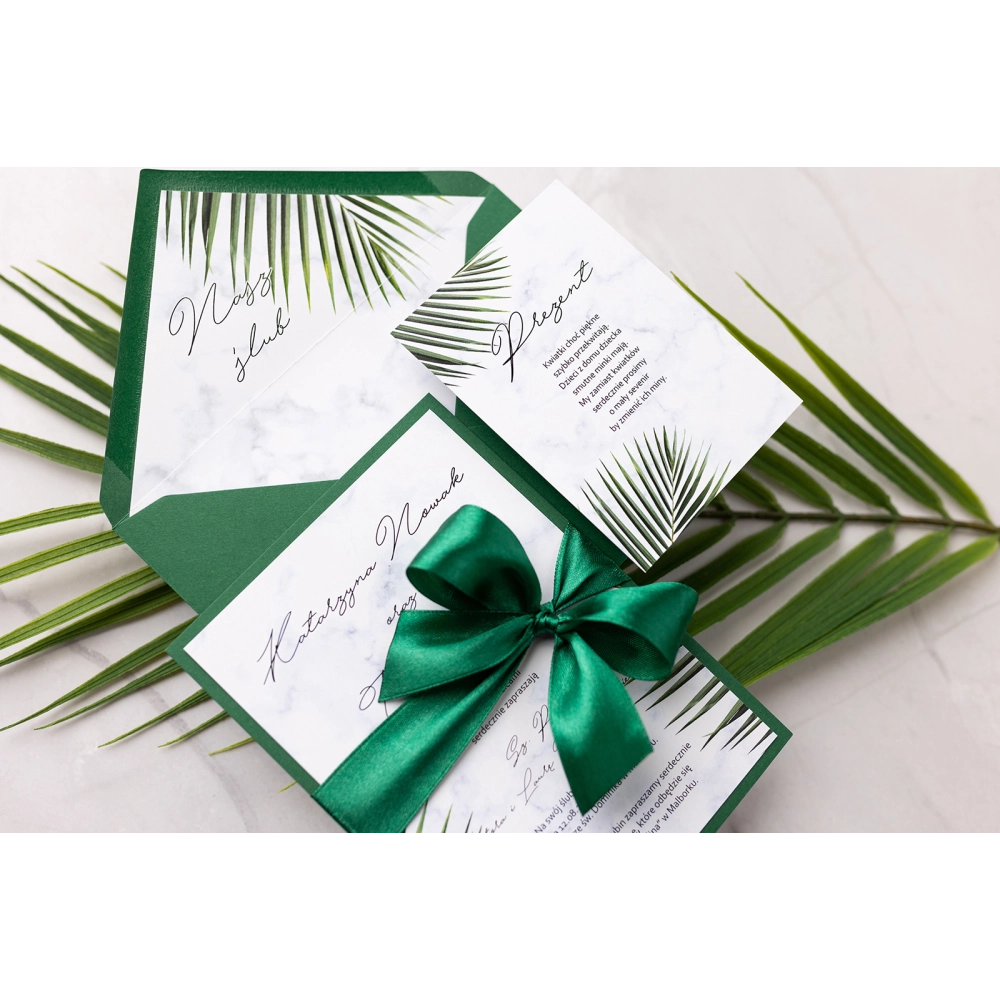 Zaproszenia ślubne Marble leaf w&nbsp;kolorze butelkowej zieleni z&nbsp;dodatkową wkładką, wstążką i&nbsp;papierem ozdobnym