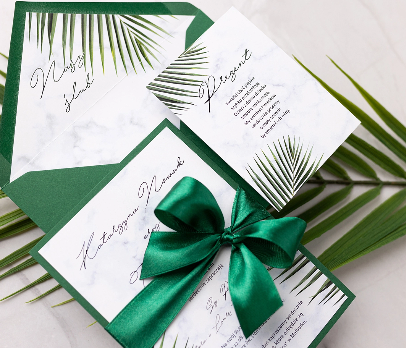 Zaproszenia ślubne Marble leaf w kolorze butelkowej zieleni z dodatkową wkładką, wstążką i papierem ozdobnym