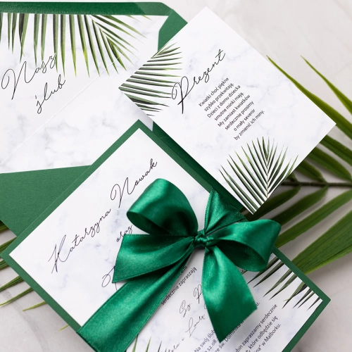 Zaproszenia ślubne Marble leaf w kolorze butelkowej zieleni z dodatkową wkładką, wstążką i papierem ozdobnym