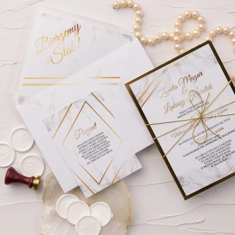 Eleganckie zaproszenia ślubne z&nbsp;motywem marmuru i&nbsp;złota z&nbsp;lustrzaną podklejką i&nbsp;sznurkiem