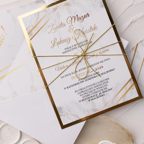 Eleganckie zaproszenia ślubne z motywem marmuru i złota z lustrzaną podklejką i sznurkiem
