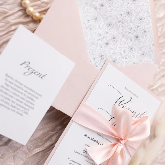 Zaproszenia ślubne Minimalistyczne w&nbsp;pudrowym różu z&nbsp;wkładką i&nbsp;wstążką